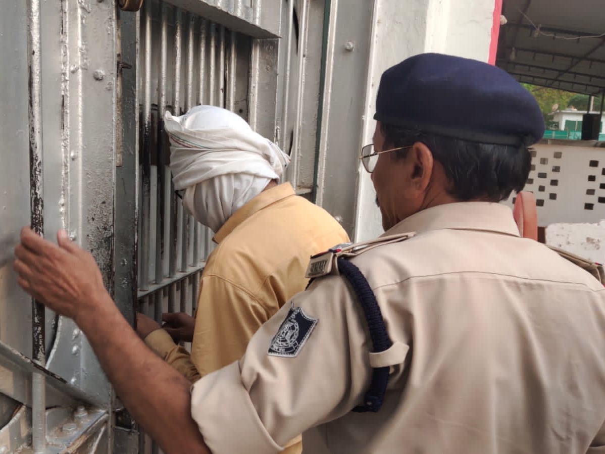 आरोपी अफसर को बड़वानी कोर्ट में पेश किया, जहां से उन्हें जेल भेजने के आदेश दिए।