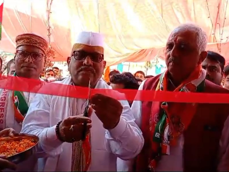 कांग्रेस और इंडिया गठबंधन के प्रत्याशी अखिलेश प्रताप सिंह के चुनाव कार्यालय का कांग्रेस के प्रदेश अध्यक्ष अजय राय ने उद्घाटन किया। - Dainik Bhaskar