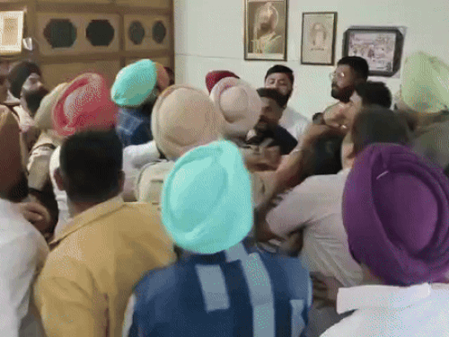अमृतसर के विधायक के दफ्तर में झगड़ते हुए आम आदमी पार्टी के कार्यकर्ता। - Dainik Bhaskar