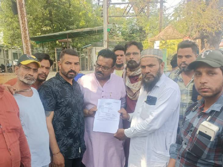 मारपीट के विरोध में कर्मचारी संगठन के पदाधिकारियों ने गुरुवार को गौतम नगर थाने का घेराव कर दिया था।