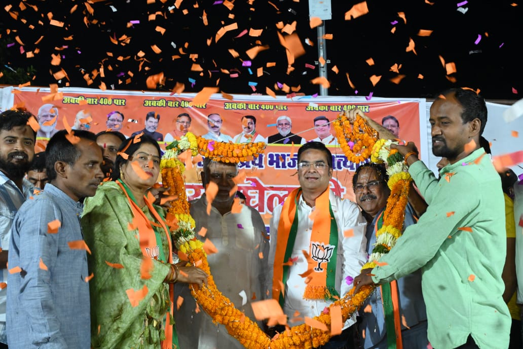 पूर्व पार्षद डॉक्टर दिवाकर भारती सहित दो अधिवक्ताओं ने भी इस समारोह में भारतीय जनता पार्टी में प्रवेश कर लिया है।