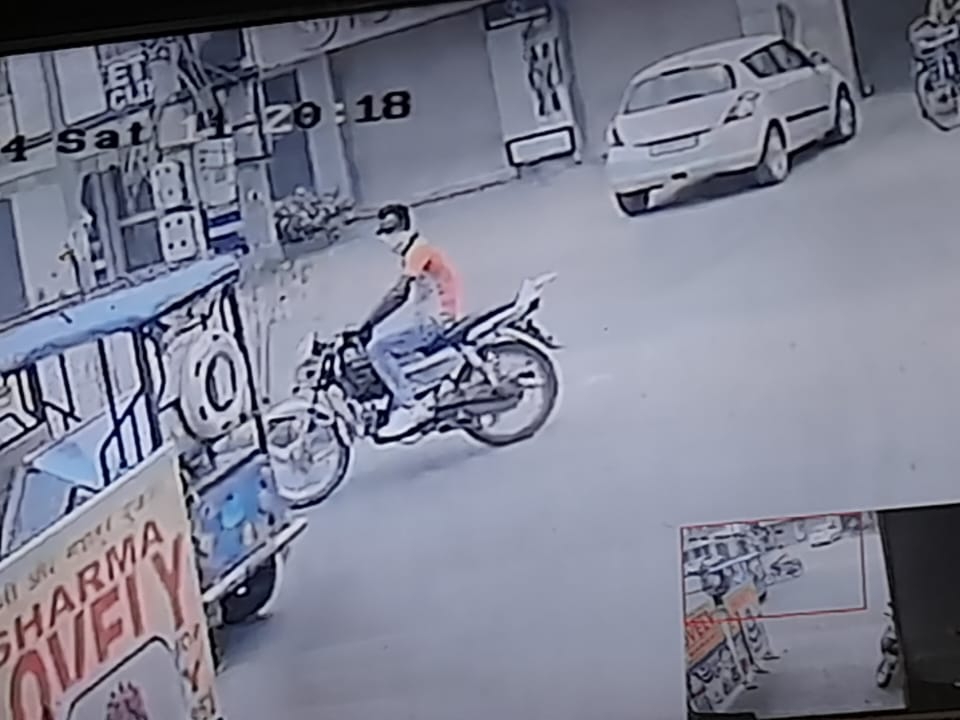मोटरसाइकिल ले जाते सीसीटीवी में कैद आरोपी - Dainik Bhaskar