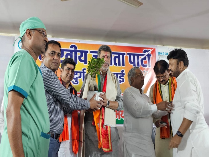 बोनसाई देकर भाजपा प्रदेश अध्यक्ष का किया गया स्वागत