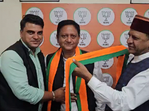 भाजपा मुख्यालय दीपकमल में BJP जॉइन करते हुए राजेंद्र ठाकुर - Dainik Bhaskar