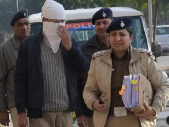 इस मामले में मुख्य आरोपी पंजाब और हरियाणा HC के पूर्व रजिस्ट्रार (भर्ती) बलविंदर कुमार शर्मा को बताया गया है। - Dainik Bhaskar