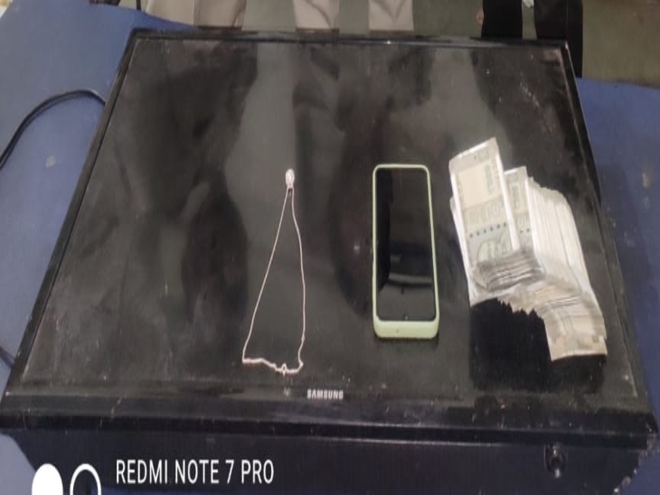 पुलिस को इनके कब्जे से मोबाइल, TV और 43 हजार रुपए मिले है।