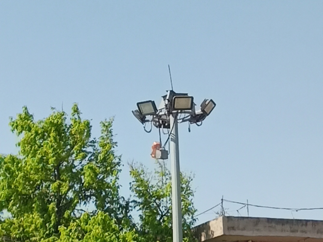 The high mast light in Saidraja has been out of order for several months |  सैयदराजा में कई महीनों से खराब पड़ी हाईमास्ट लाइट: लगाने में लाखों का आया  खर्च, बनवाने के
