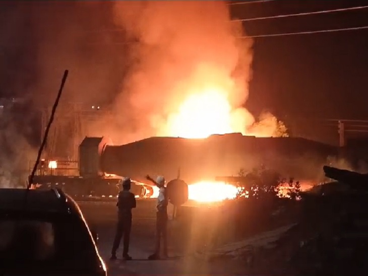 भिलाई स्टील प्लांट के अंदर लगी आग - Dainik Bhaskar