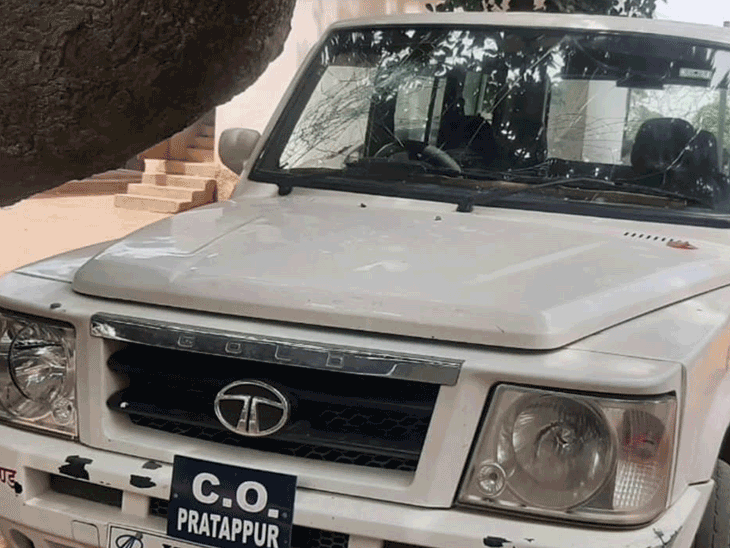प्रतापपुर सीओ पर ग्रामीणों ने बोला हमला, सरकारी गाड़ी को किया क्षतिग्रस्त। - Dainik Bhaskar
