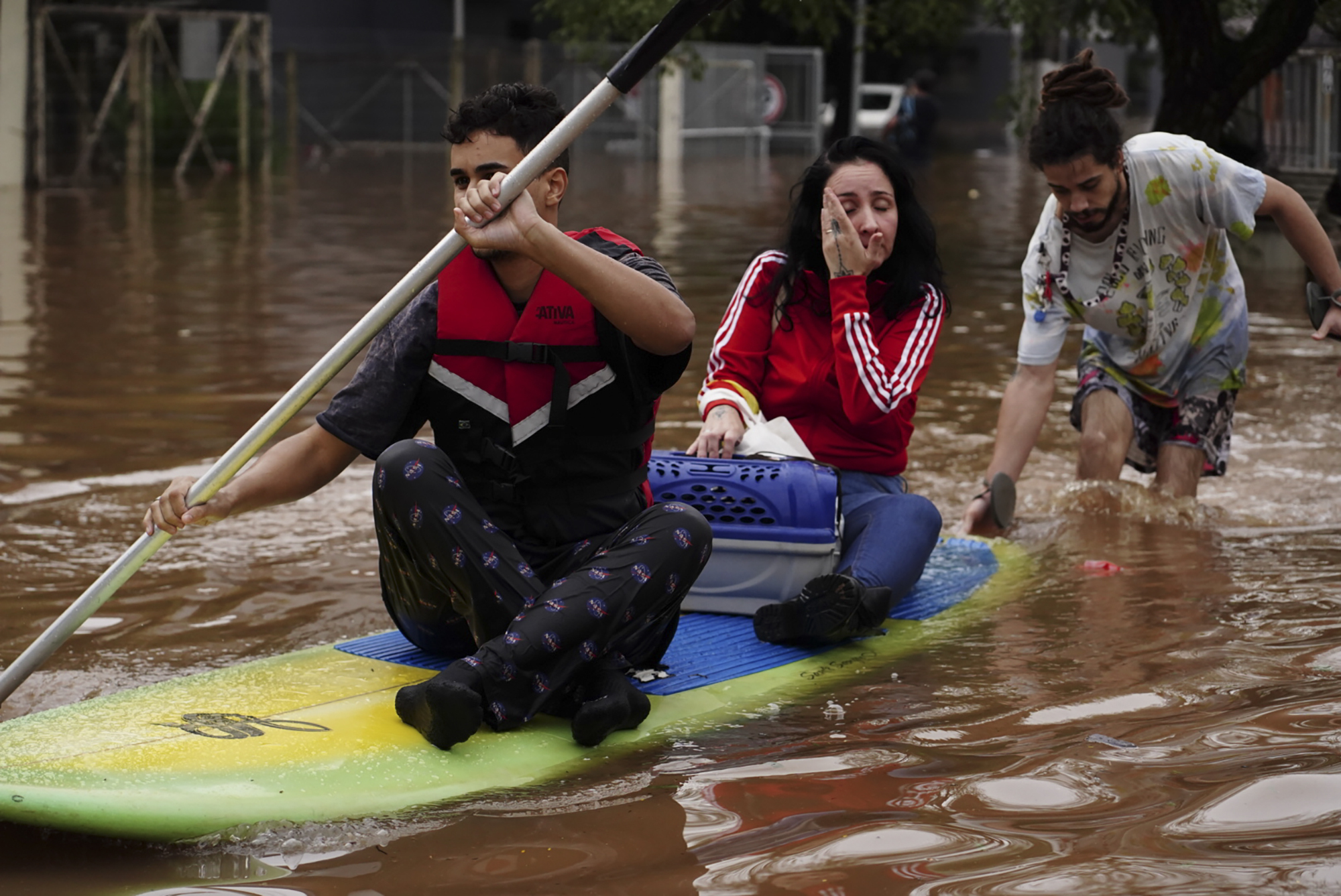 Due to the rain, the rescue team is facing difficulty in reaching the people.