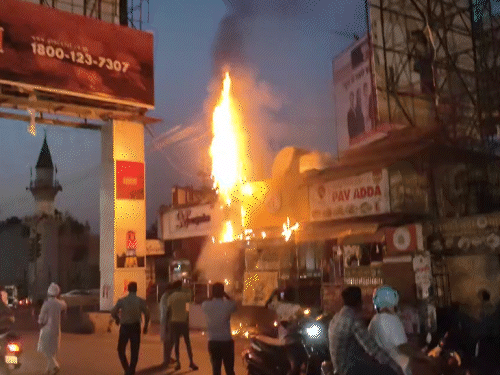 आसपास मौजूद लोगों ने पुलिस और फायर ब्रिगेड और बिजली कंपनी को जानकारी दी।