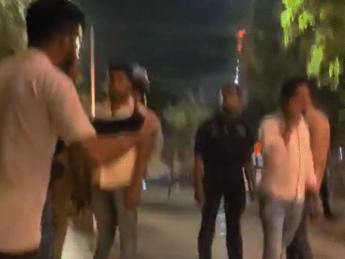 लखनऊ में क्लब बंद होने के बाद लिफ्ट के पास लोग हंगामा करने लगे।