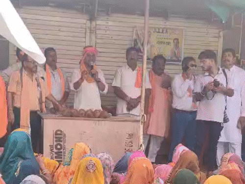 बिलासपुर से भाजपा उम्मीदवार तोखन राम साहू ने लोरमी से विधायक रह चुके हैं। उनके खिलाफ भिलाई से विधायक देवेंद्र यादव मैदान में हैं। - Dainik Bhaskar