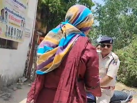 जांच करने पहुंची गौरेला थाना पुलिस।