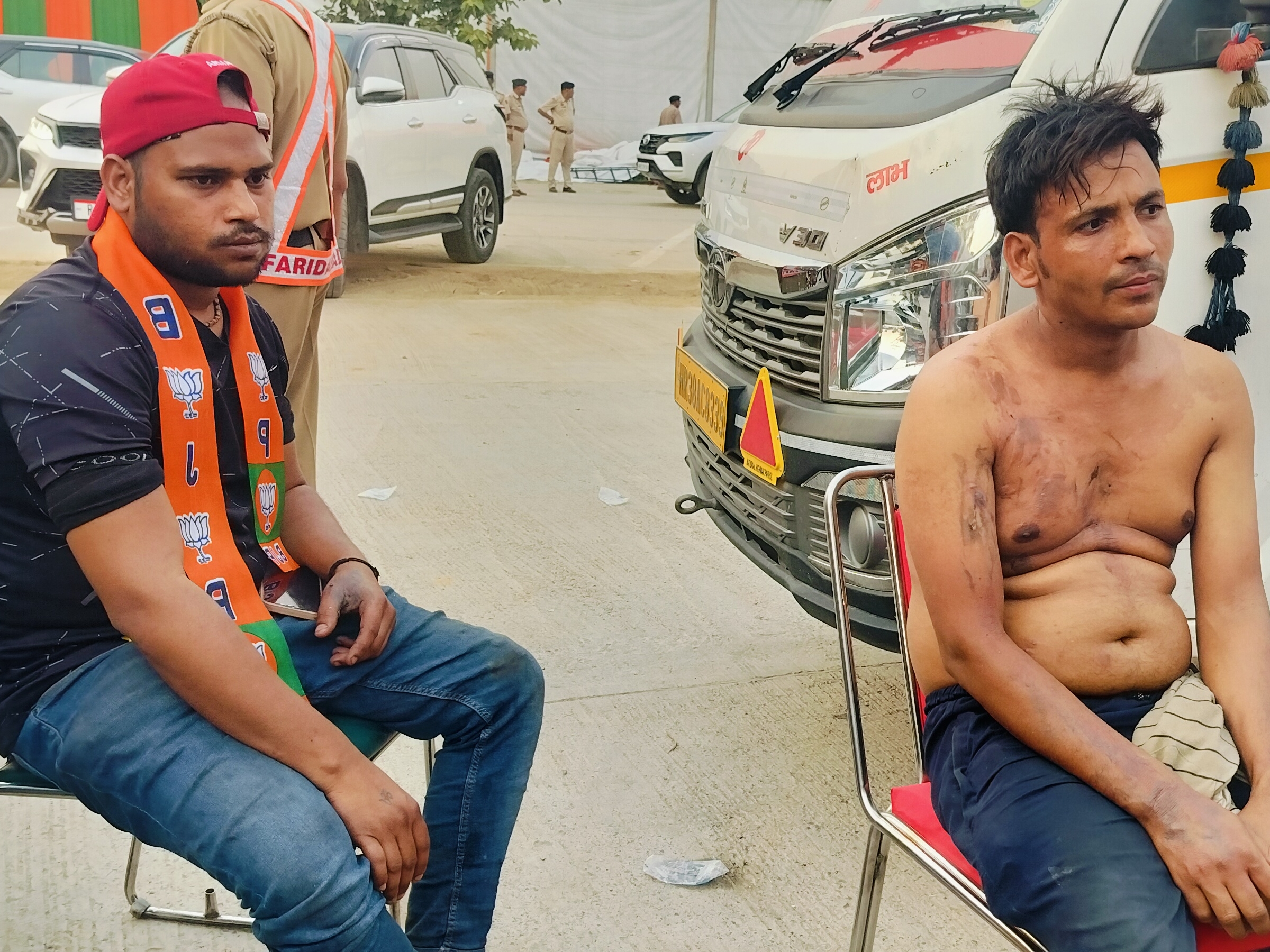गर्म तेल गिरने से झुलसे हलवाई। - Dainik Bhaskar
