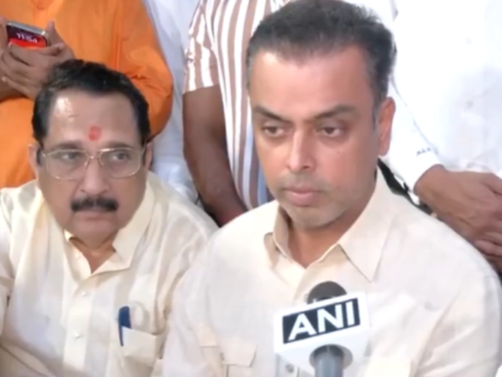 शिवसेना नेता मिलिंद देवड़ा ने कहा कि महाराष्ट्र विधानसभा के नेता प्रतिपक्ष की तरफ से ऐसे बयान बेहद दुर्भाग्यपूर्ण हैं।