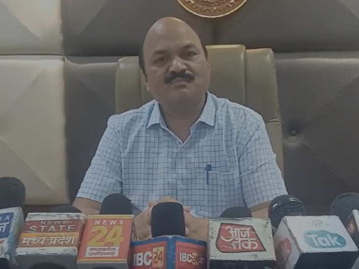 रतलाम कलेक्टर राजेश बाथम जिनकी पहल पर वोटिंग करने वालों को सोने चांदी के जेवर खरीदने पर छूट देने का फैसला सर्राफा एसोसिएशन ने किया है। - Dainik Bhaskar