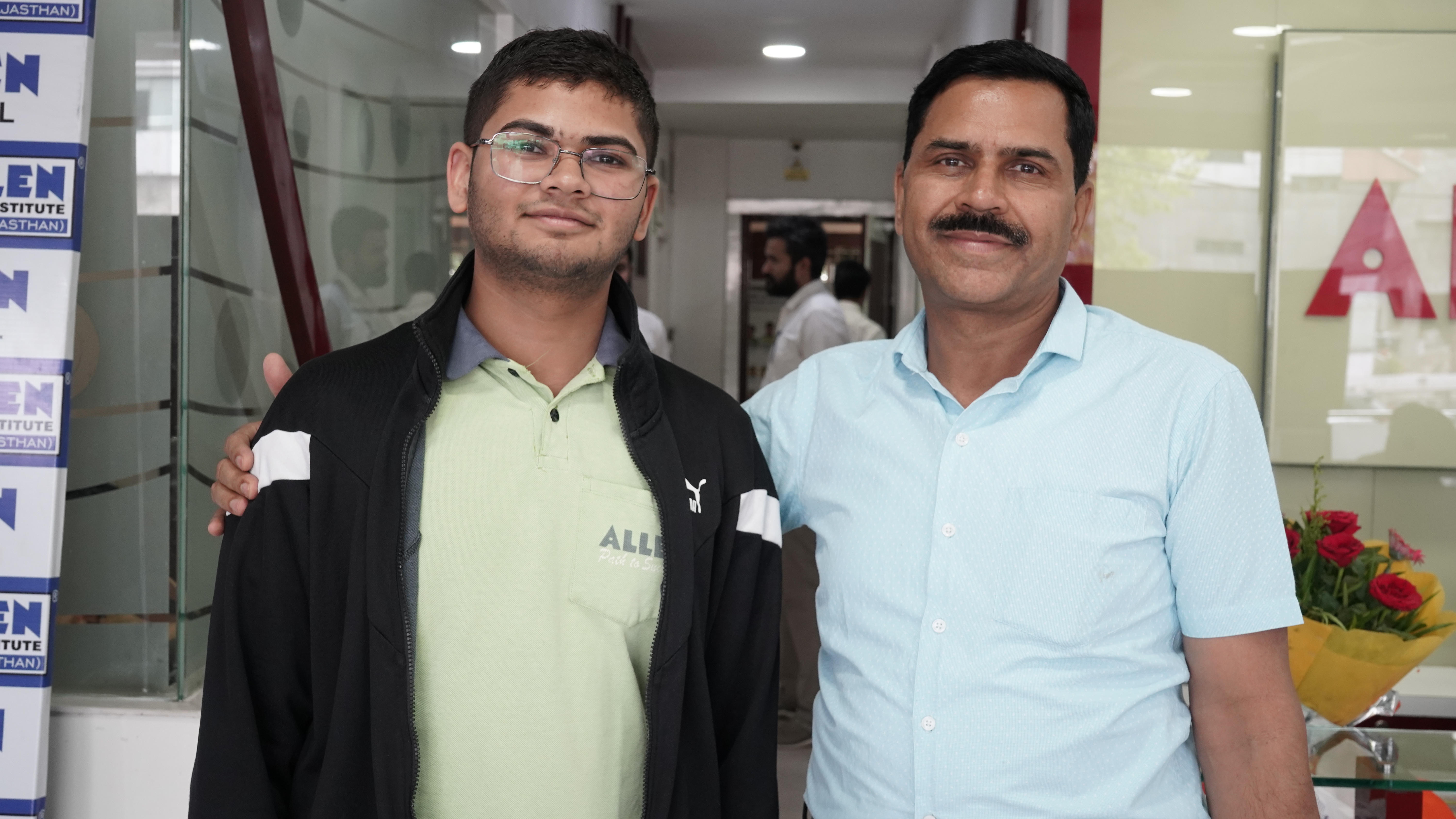 शाश्वत के पिता कहते हैं कि उसके पास खाने का भी समय नहीं होता है। वो अक्सर पढ़ते-पढ़ते ही खाता है।