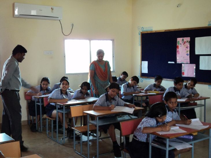 कोर्ट ने कहा कि पेरेंट्स को स्कूल चुनते समय वहां की सुविधाओं और कीमत का ध्यान रखना चाहिए। - Dainik Bhaskar