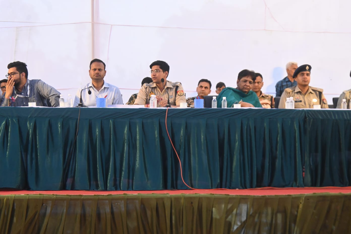 अधिकारियों व कर्मचारियों को जानकारी देते डीएम रविंद्र कुमार, एसएसपी घुले सुशील चंद्रभान व अन्य अधिकारी।