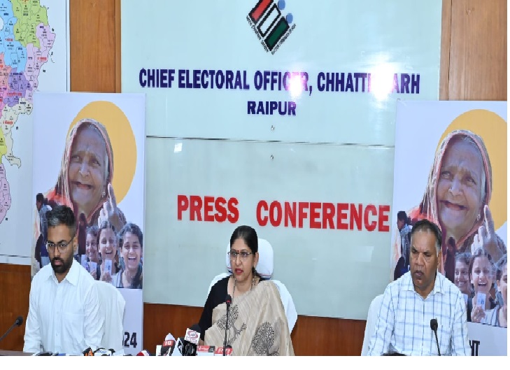 मुख्य निर्वाचन पदाधिकारी रीना बाबा साहेब कंगाले मीडिया को जानकारी देते हुए।