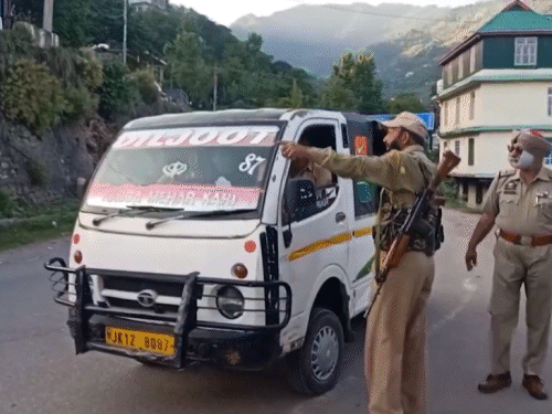 पुंछ हमले के बाद रविवार (5 मई) को सेना और पुलिस ने सर्च ऑपरेशन चलाया। जवानों ने हर आने-जाने वाले वाहन की चैकिंग की। - Dainik Bhaskar