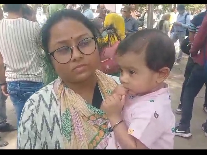 बच्चे को गोद में लेकर ड्यूटी कटवाने पहुंची महिला कर्मी। - Dainik Bhaskar