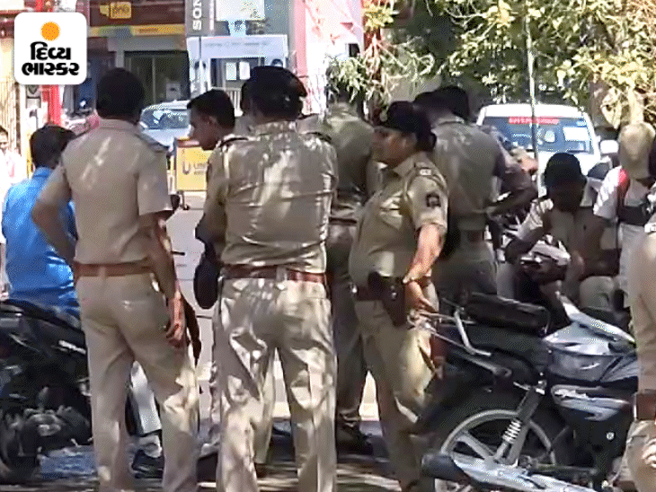 बॉम्ब डिस्पोजल स्क्वॉड और पुलिस अधिकारियों की टीमें स्कूल पहुंची। - Dainik Bhaskar