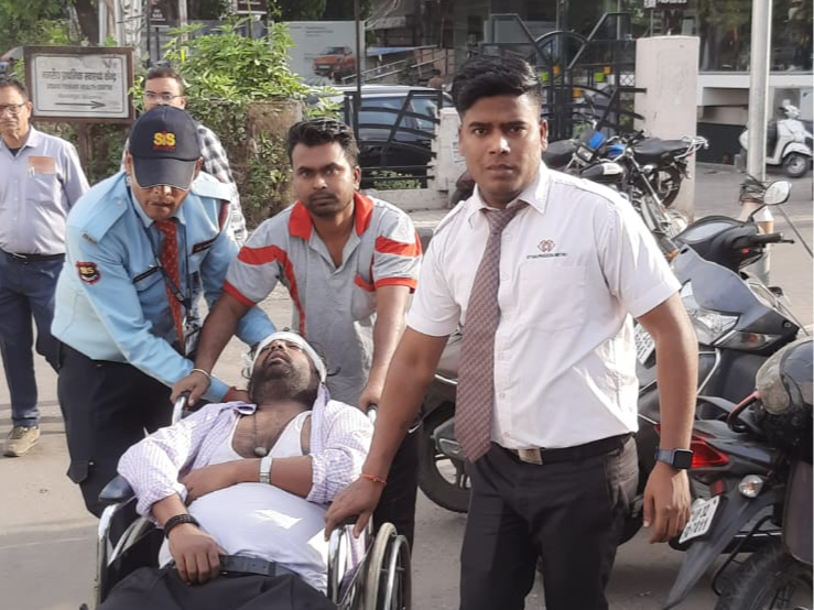 तस्वीर बीमार यात्री को अस्पताल लेकर जाते मेट्रो के कर्मचारियों की है। - Dainik Bhaskar