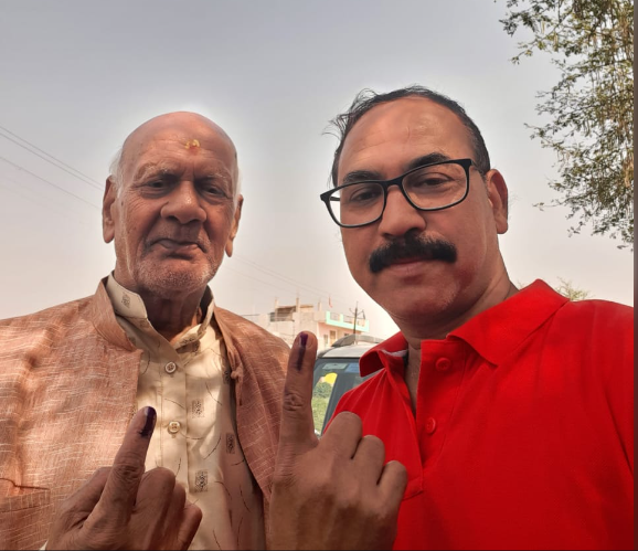 मंडीदीप रोड स्थित कृष्णपुरम निवासी एयर कंडीशनर व्यवसायी राहुल शर्मा अपने 90 साल के पिता के साथ वोट डालने पहुंचे।