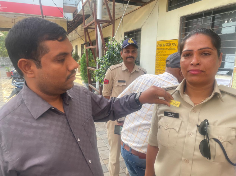 कलेक्टर कोशलेन्द्र विक्रम सिंह ने स्मार्ट सिटी पोलिंग बूथ पर प्रथम मतदाता का बैज लगा कर सम्मान किया ।