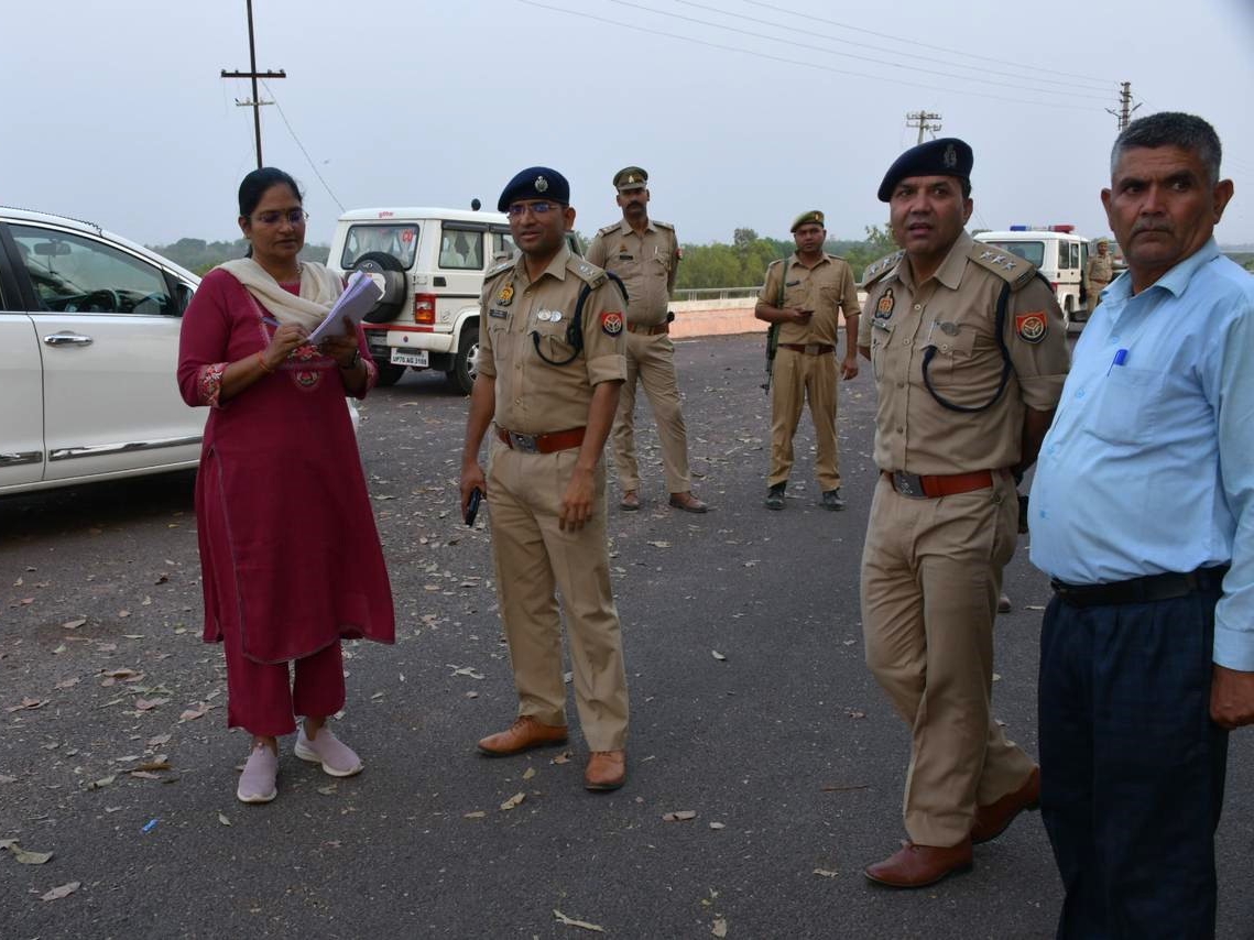 लोकसभा चुनाव को लेकर पुलिस प्रेक्षक एस. लक्ष्मी ने एसपी के साथ निरीक्षण किया। - Dainik Bhaskar