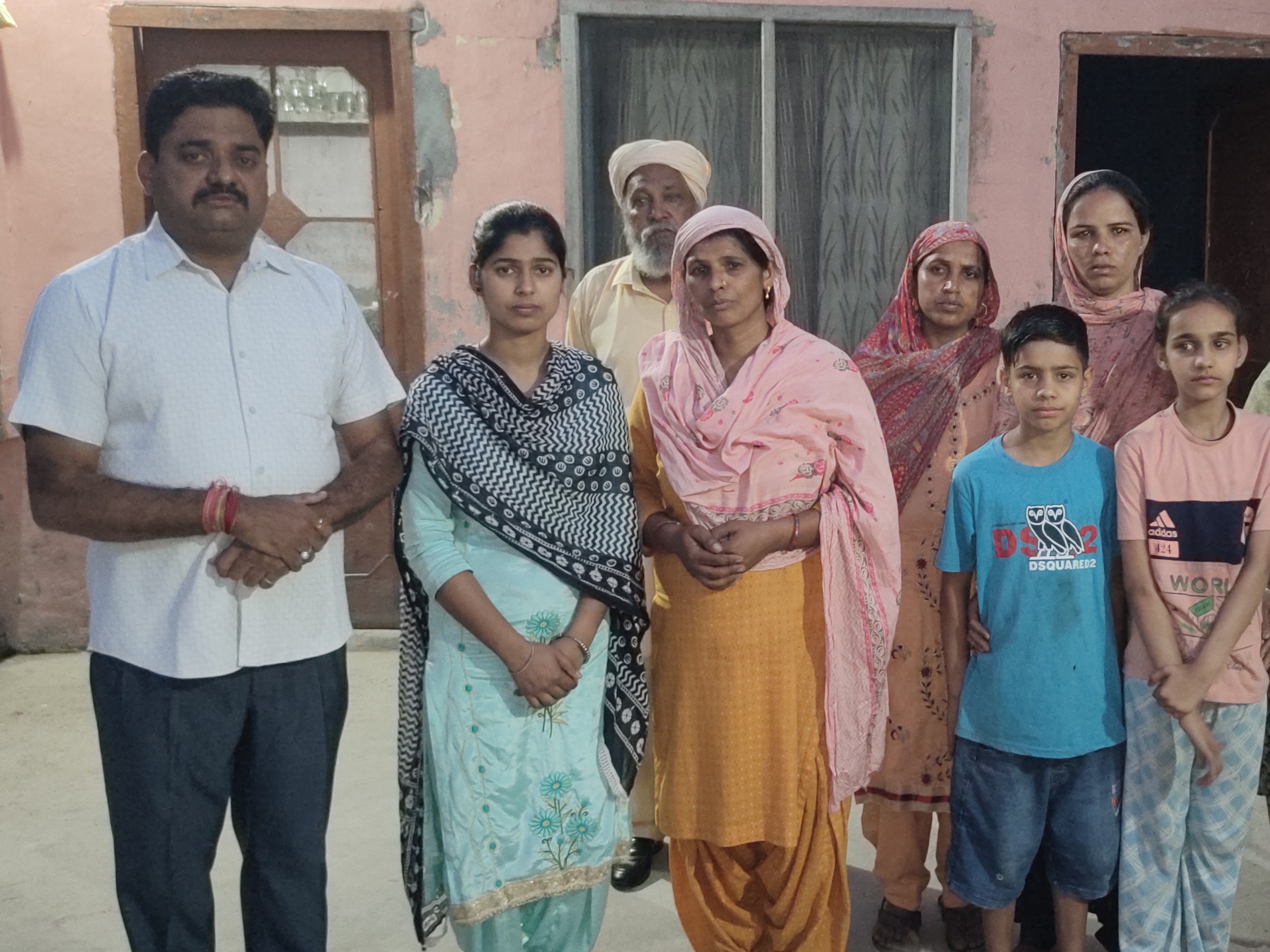 नाव हादसे में जान गाने वाले के परिजन अपनी दास्तां सुनाते हुए। - Dainik Bhaskar