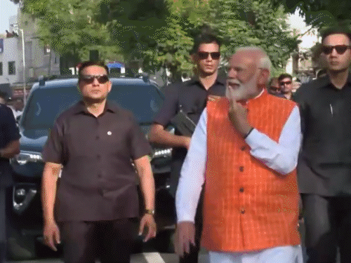 PM मोदी ने अहमदाबाद के निशान हायर सेकेंडरी स्कूल में वोट डाला। - Dainik Bhaskar