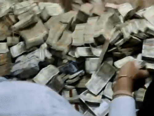 आलम गीर आलम के पीएस संजीव लाल के नौकर जहांगीर आलम के फ्लैट से 31.20 करोड़ रुपए कैश मिले।