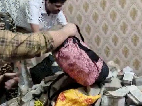 ED की टीम अभी नोटों की गिनती की।