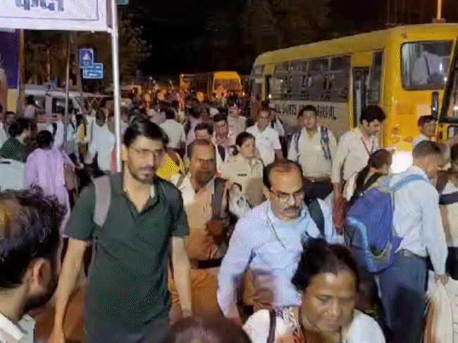 पोलिंग बूथ से लौटते हुए मतदान दल। यह क्रम देर रात चलता रहा।