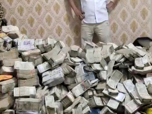 संजीव लाल के नौकर जहांगीर के फ्लैट में नोटों का अंबार मिला - Dainik Bhaskar