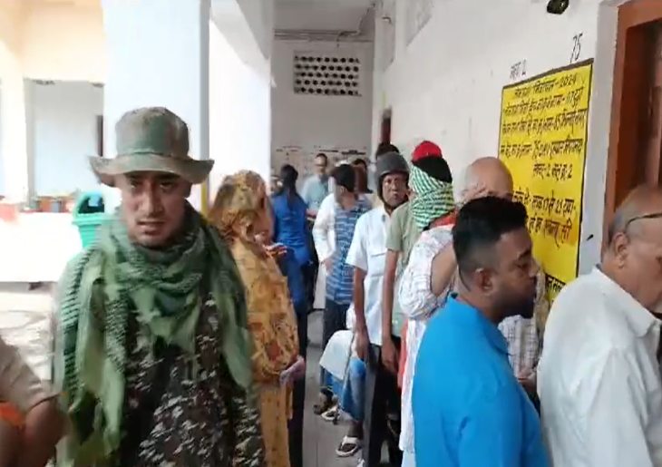 भिलाई में 3 मतदान केंद्रों में EVM खराब, सुबह से मतदाताओं की उमड़ी भीड़
