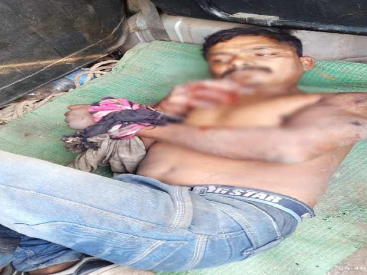 भीड़ ने हत्यारे को बांध दिया और उसकी जमकर पिटाई की।