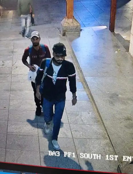 हमलावरों की यह तस्वीर CCTV कैमरे में कैद हुई थी। एक हमलावर सफेद टी शर्ट और काले स्वेट शर्ट में नजर आ रहा है। जबकि दूसरा लाल टी शर्ट में था।