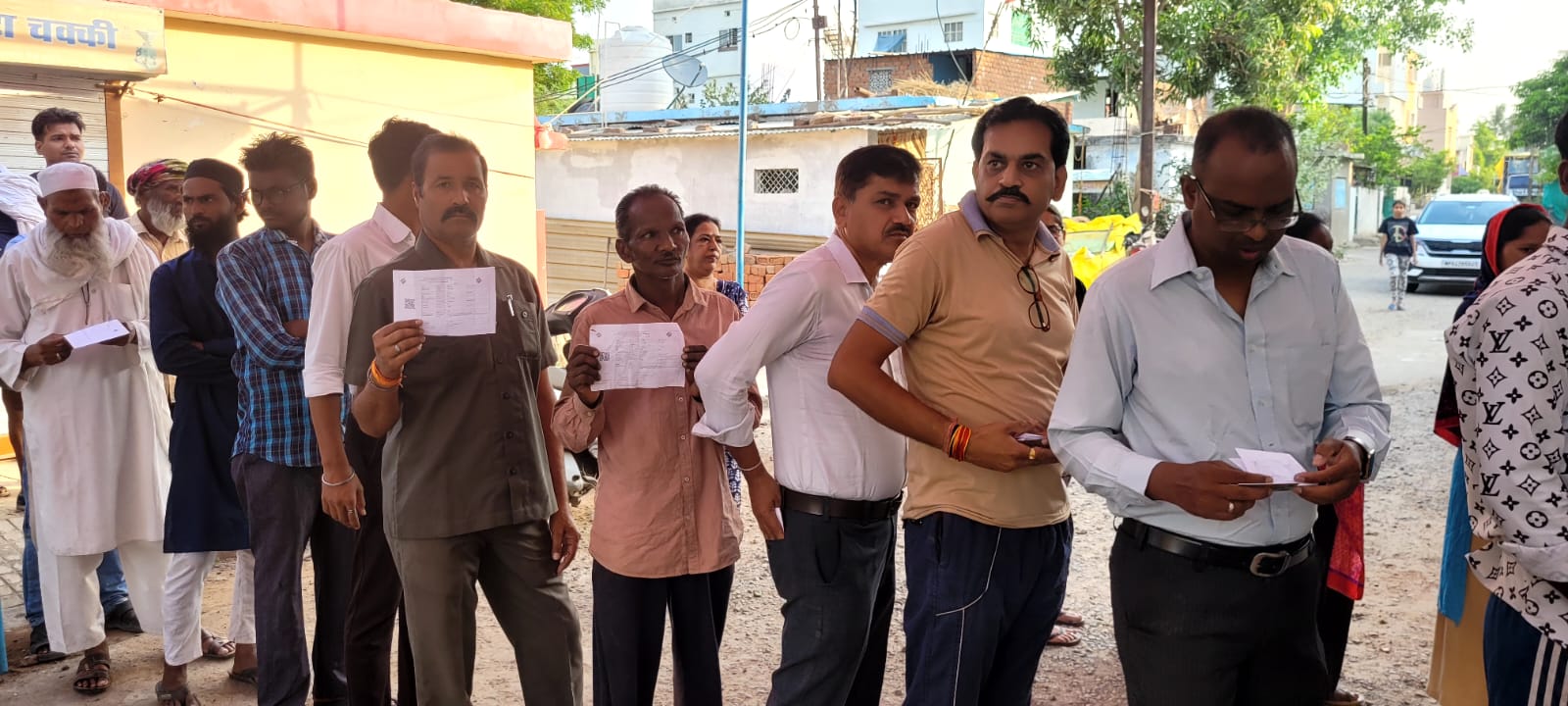 हुजूर विधानसभा के ग्राम पंचायत बरखेड़ा नाथू पोलिंग बूथ क्रमांक 123 124 मतदान शुरू होने से पहले ही लंबी लाइनों में खड़े मतदाता।