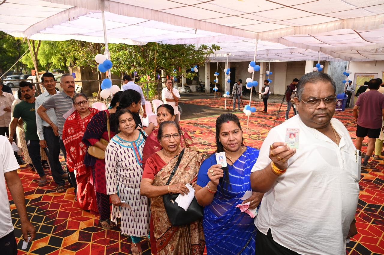 लोकसभा क्षेत्र क्र.19 भोपाल के चार इमली स्थित मतदान केंद्र क्र. 210, 211 व 212 पर मतदान को लेकर मतदाताओं में उत्साह है।