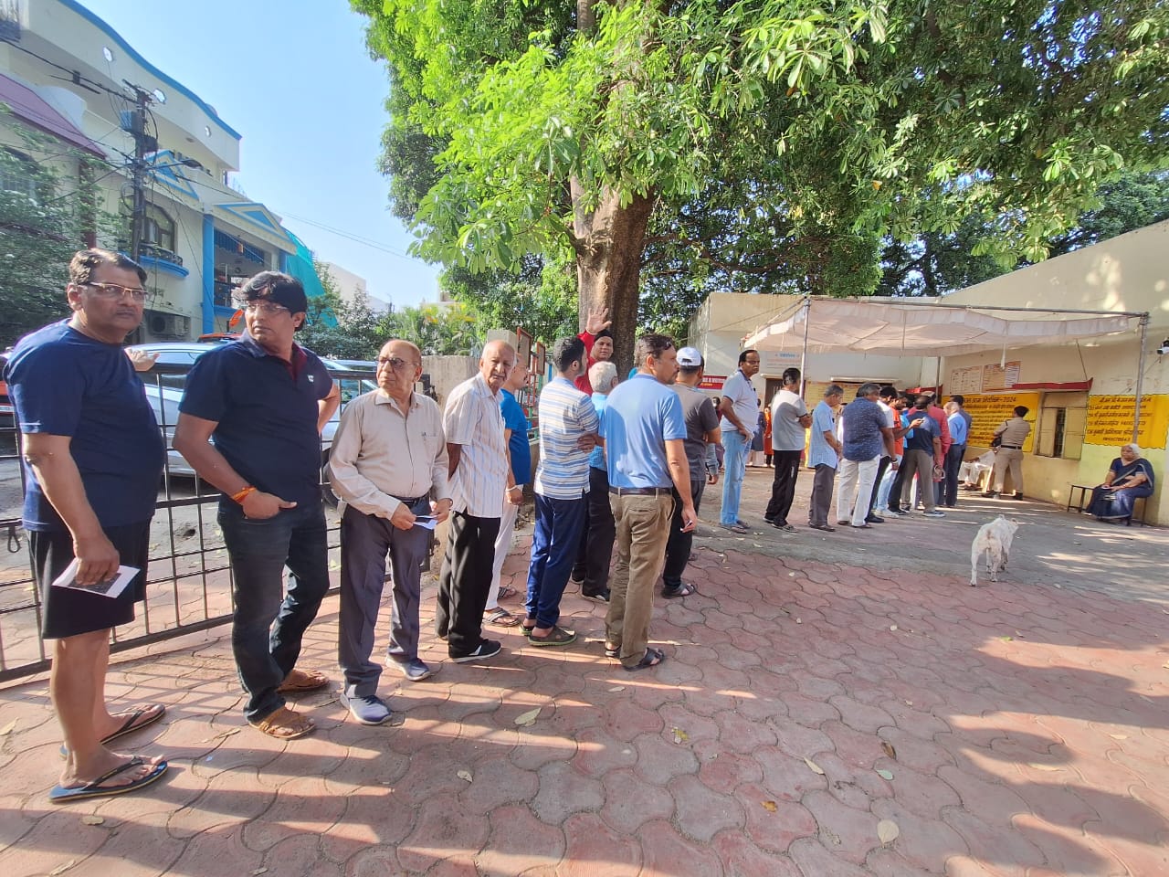 शाहपुरा कम्युनिटी हॉल मैं बने मतदान केंद्र पर वोट डालने वालों की लाइन सुबह से लगी है।