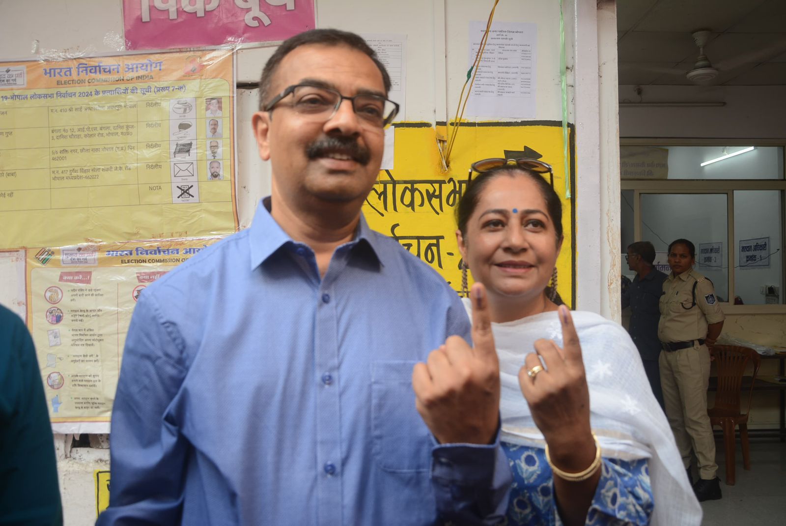 मुख्य निर्वाचन पदाधिकारी अनुपम राजन ने चार इमली मतदान केन्द्र पर किया मतदान।