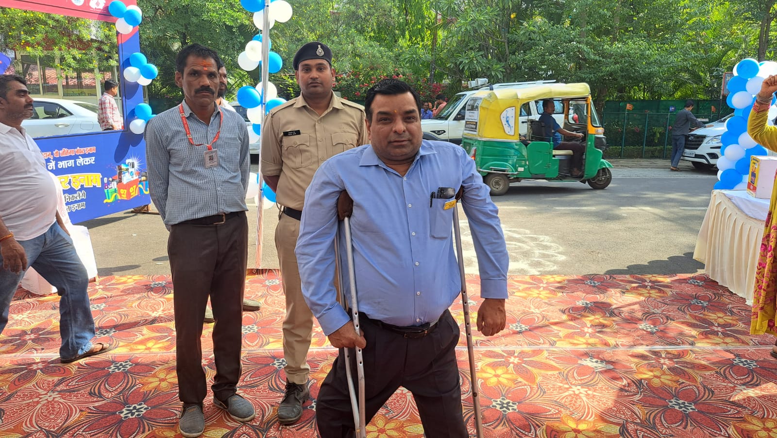 एडीएम भूपेंद्र गोयल ने चार इमली स्थित मतदान केंद्र पर वोट डाला।