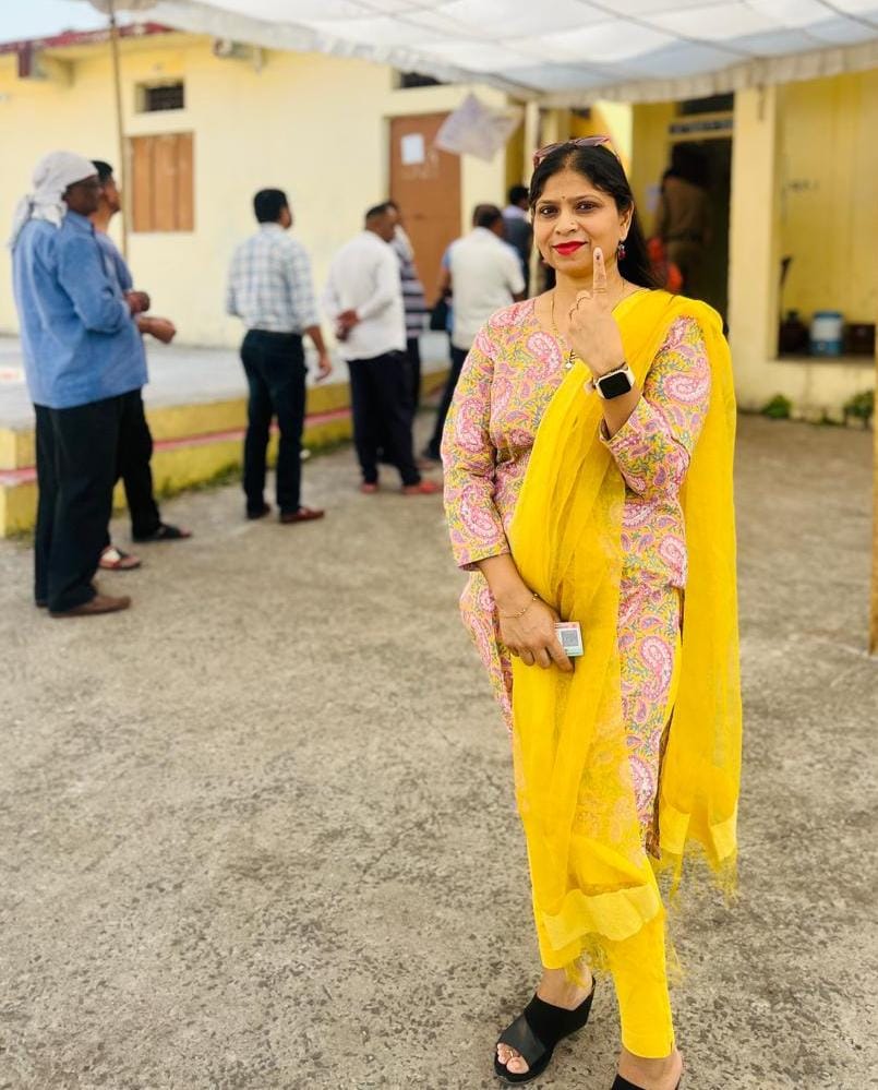 नेहरू नगर स्थित 64 बटालियन में वोट डालने के बाद उत्साहित महिला।