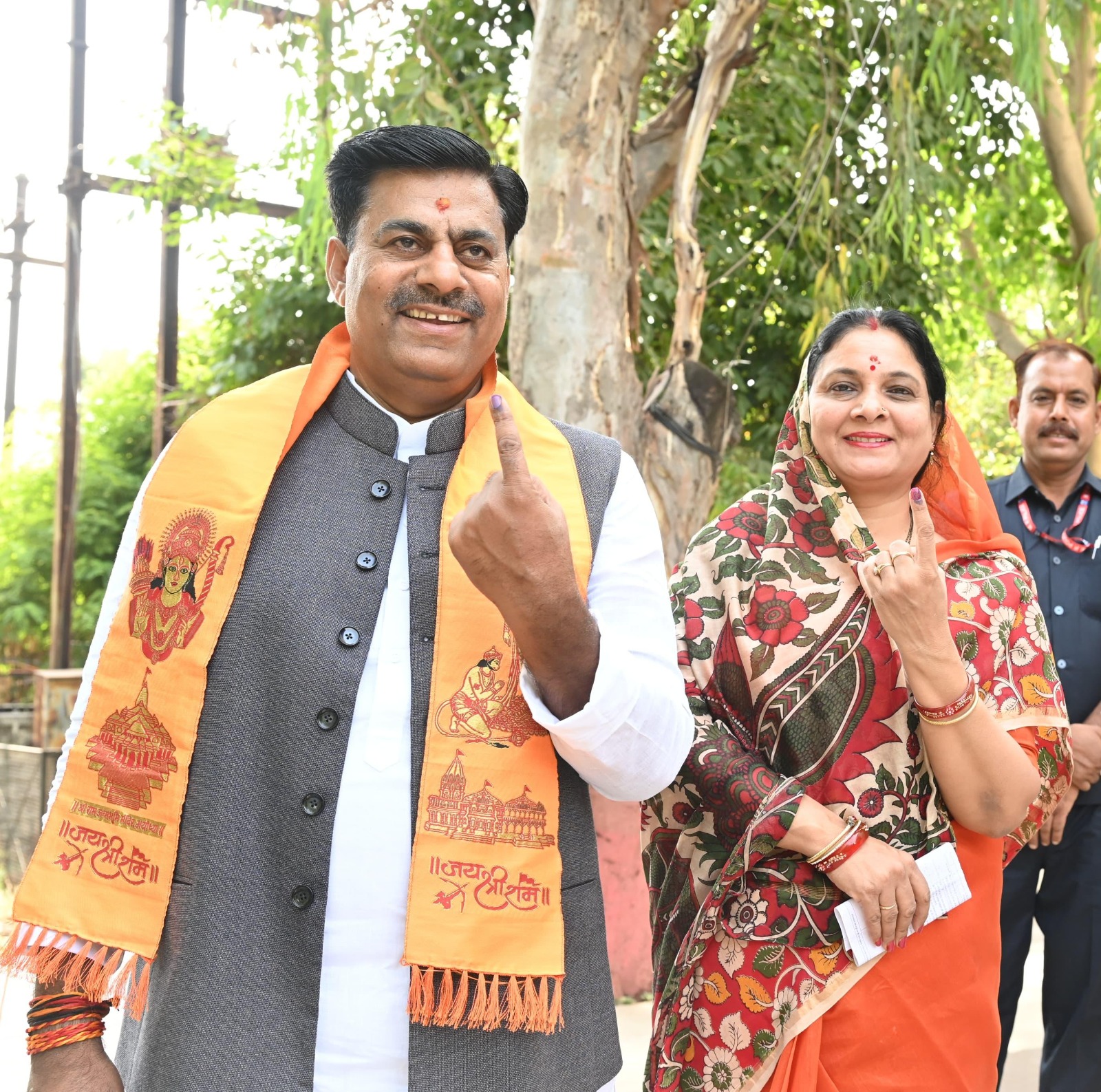 भोपाल के हुजूर विधायक रामेश्वर शर्मा पत्नी के साथ मतदान करने पहुंचे। उन्होंने दक्षिण-पश्चिम विधानसभा क्षेत्र के विश्वेश्वरैया भवन के बूथ 221 पर अपना मताधिकार का प्रयोग किया।