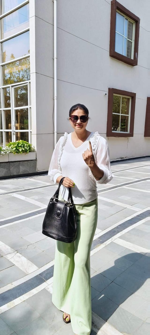 मिसेस इंडिया इंटरनेशनल और स्वीप आइकॉन डॉ. रीनू यादव ने भी लोकतंत्र के इस महापर्व में हिस्सा लिया। उन्होंने रायसेन रोड स्थित आनंद नगर के पोलिंग बूथ पर वोट डाला। साथ ही लोगों को मतदान के लिए प्रेरित भी किया।