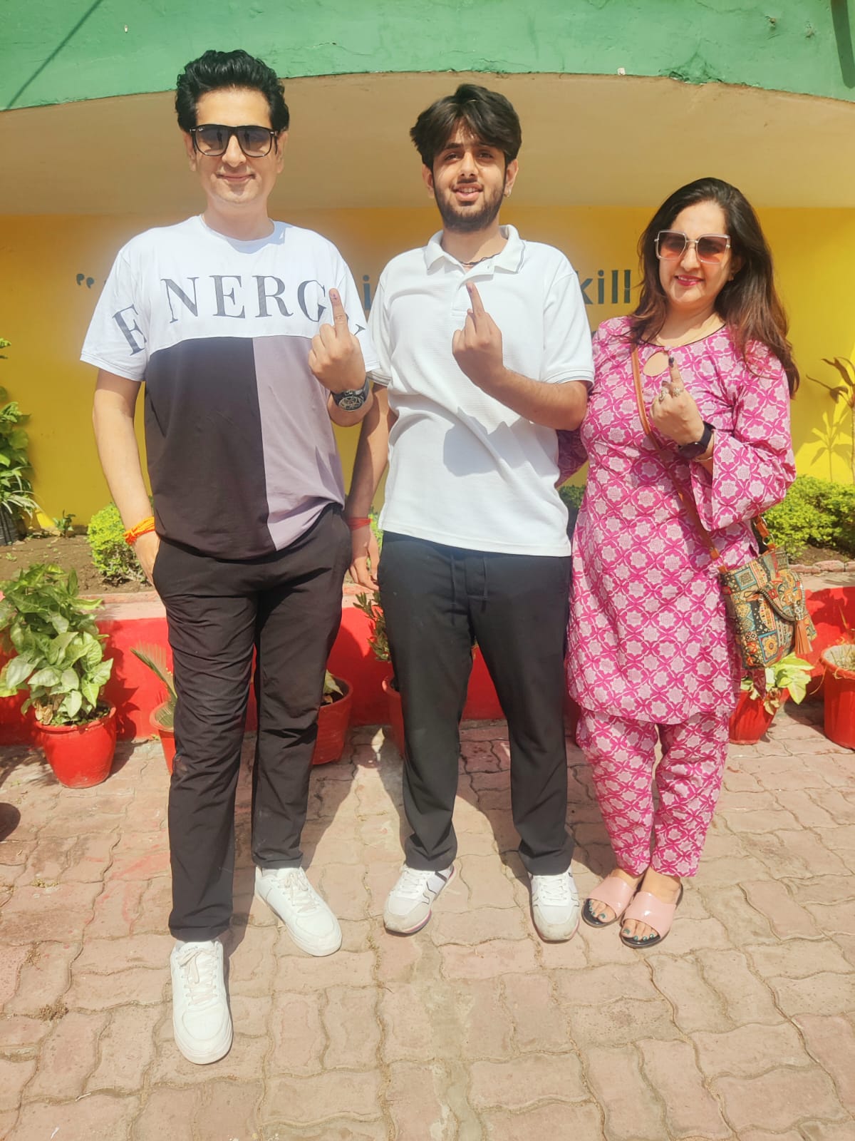 बीसीसीआई प्रवक्ता अजय देवनानी ने फर्स्ट टाइम वोटर बेटे दक्ष देवनानी एवम पत्नी मानसी देवनानी के साथ सपरिवार मतदान किया।